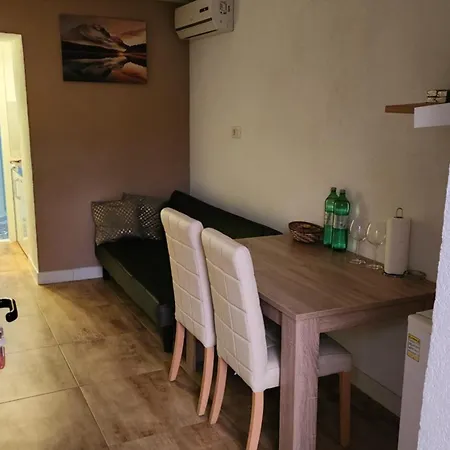 Apartman Live In *