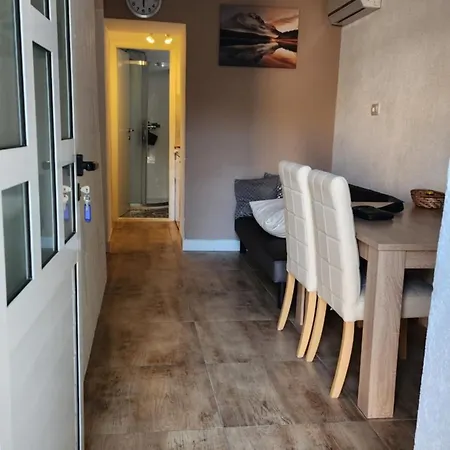 Live In Apartment *