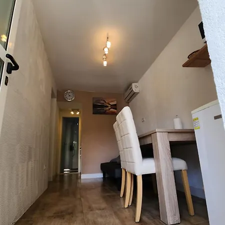 Live In Apartment Split